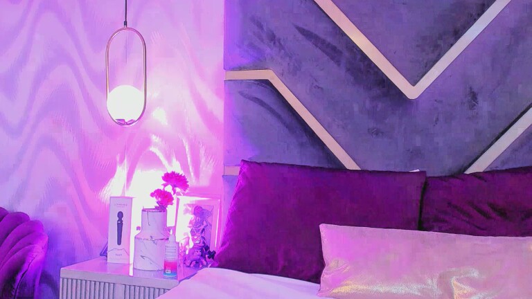 HollyJhonson's Streamate show and profile