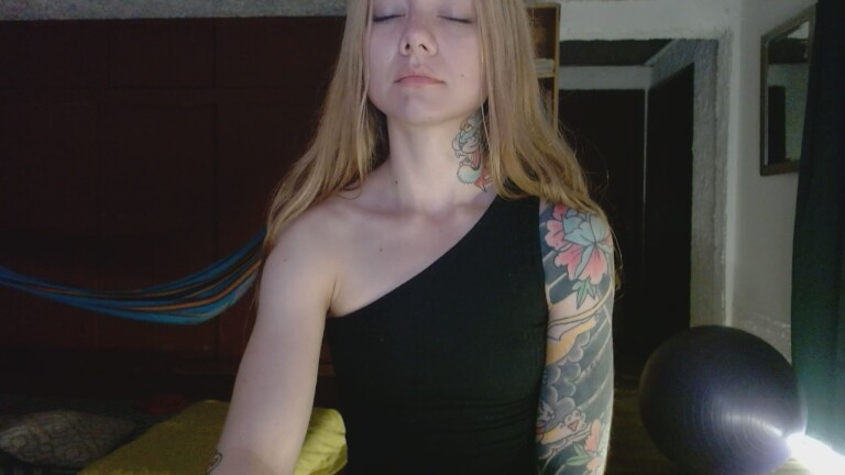 VicktoriaLou's Streamate show and profile