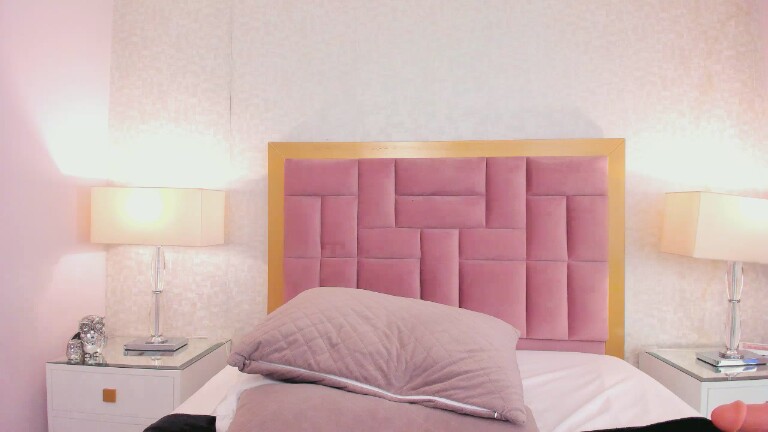 Sophiie_Collins's Streamate show and profile